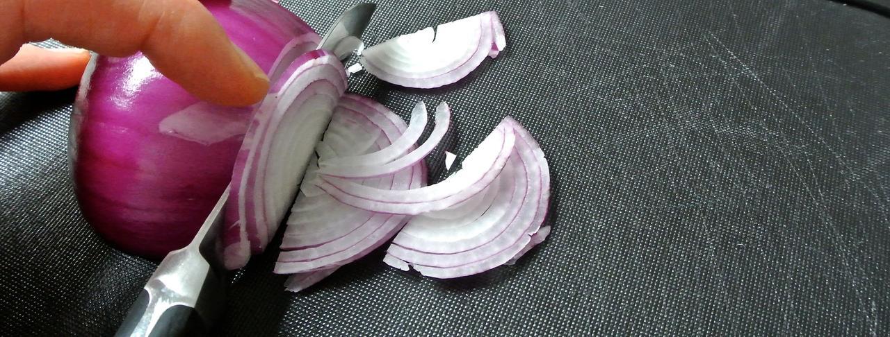 So nehmt ihr Zwiebeln die Schärfe